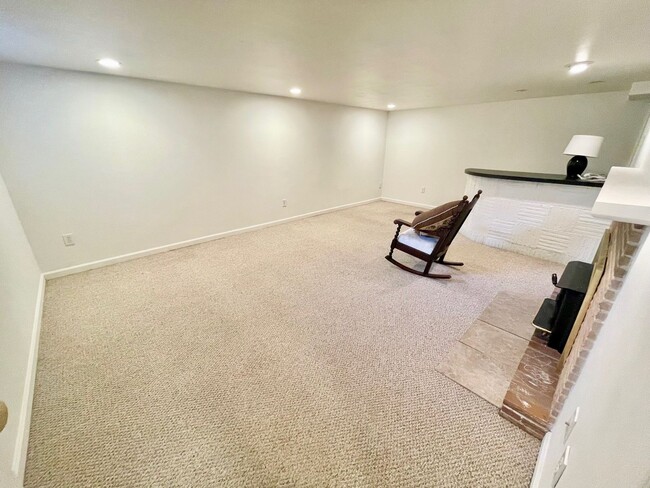 Building Photo - Charming  home on quiet street, great loca...