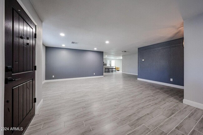 Building Photo - 11207 S Iroquois Dr