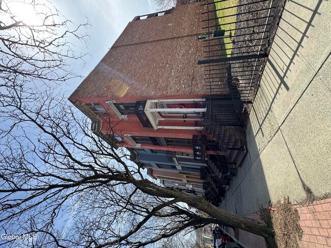 Building Photo - 2 Madison Pl