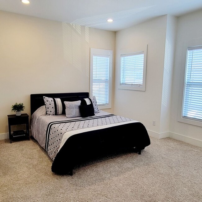 Building Photo - Modern 3-Bedroom Townhome with Pool Access Near Downtown Cookeville