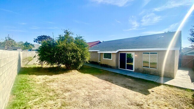 Building Photo - Enchanting Delano property just minutes fr...