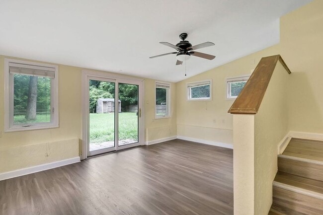 Building Photo - 212 Pinewood Dr