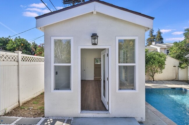 Building Photo - MOVE-IN READY 5BR w/pool + guest unit w/half bath!