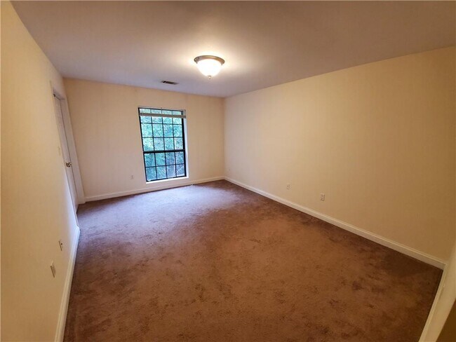Building Photo - 4209 Pine Heights Dr NE