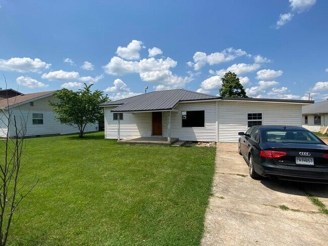 Building Photo - 114 E Russell St