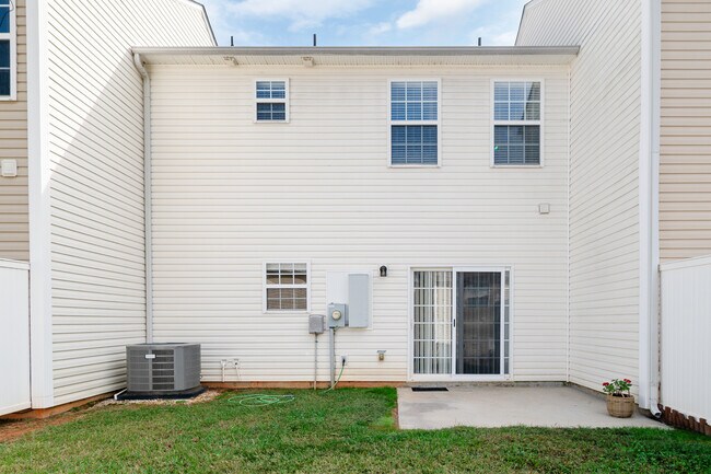 Building Photo - 558 Calen Ln