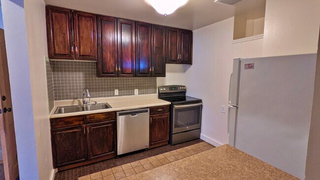 Building Photo - Historic Spacious 2 Bed 1 Bath with Study across City Park! Water/Heat/Trash/Sewer Included! Off ...
