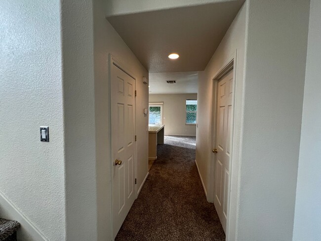 Building Photo - Large Two Story Crossroads Home!