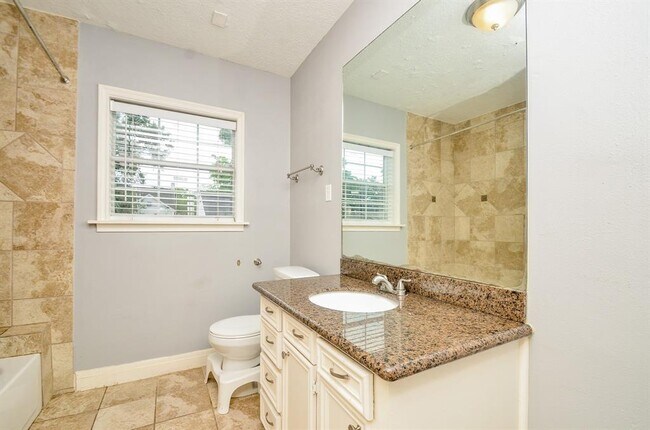 Building Photo - 4315 Fernwood Dr