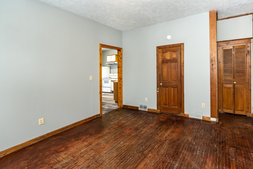 Building Photo - 818 Edmund Ave W