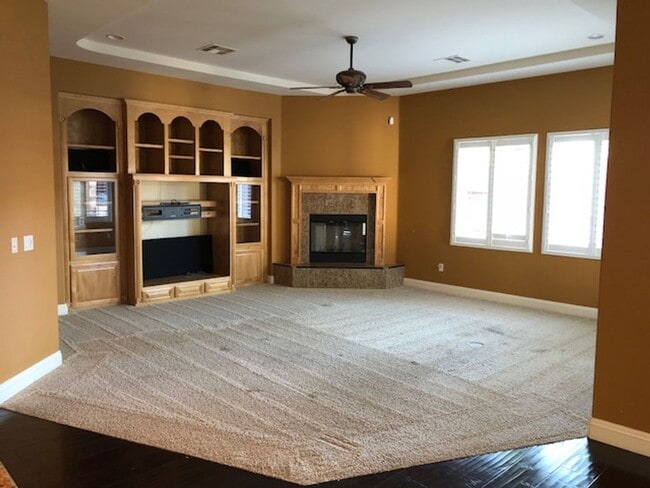 Building Photo - Gated Grand Island Home!