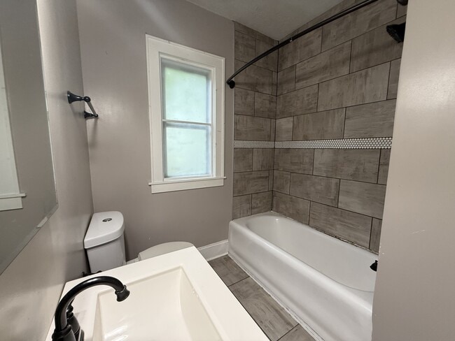 Building Photo - 2337 Woodbine Ave