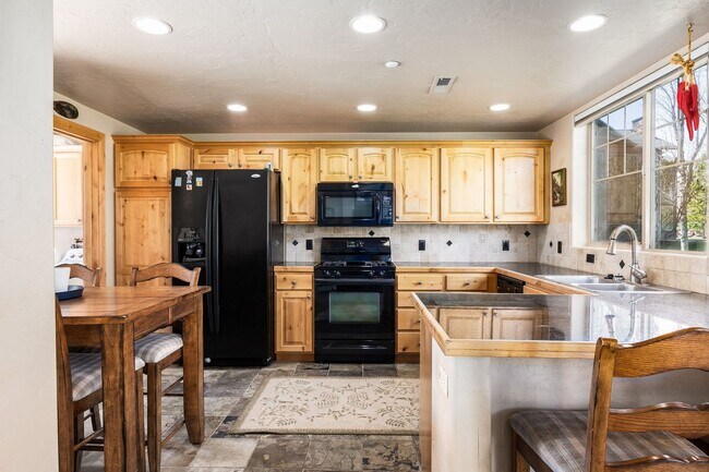 Building Photo - 6144 Fox Point Cir