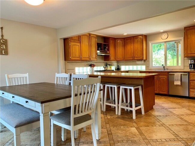 Building Photo - 11 Candlewood Rd