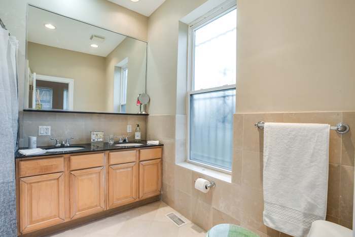 Master bathroom - 5012 S Calumet Ave