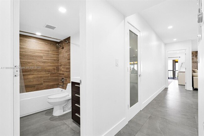 Building Photo - 15547 Braemar Ct