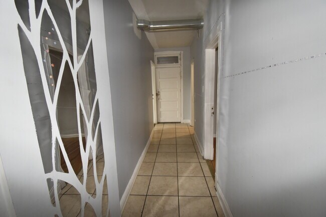 Building Photo - 5612 S Sawyer Ave