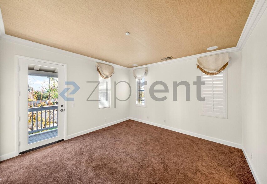 Building Photo - Unit