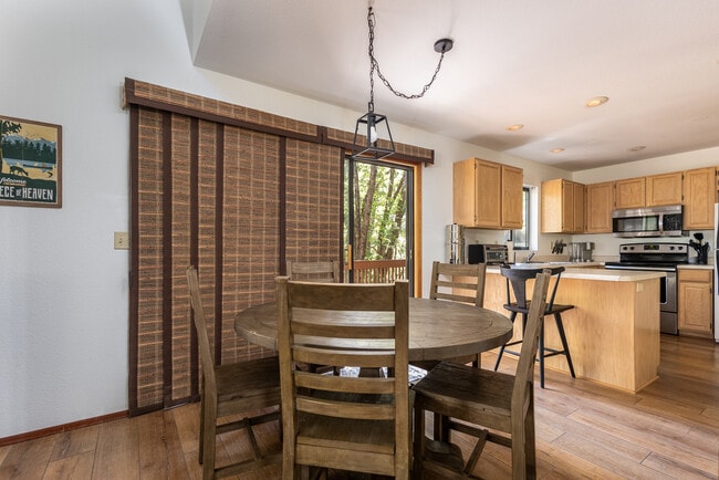 Building Photo - 335 Sandia Cir