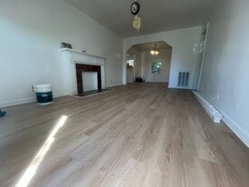 Building Photo - 725 E Eubanks St