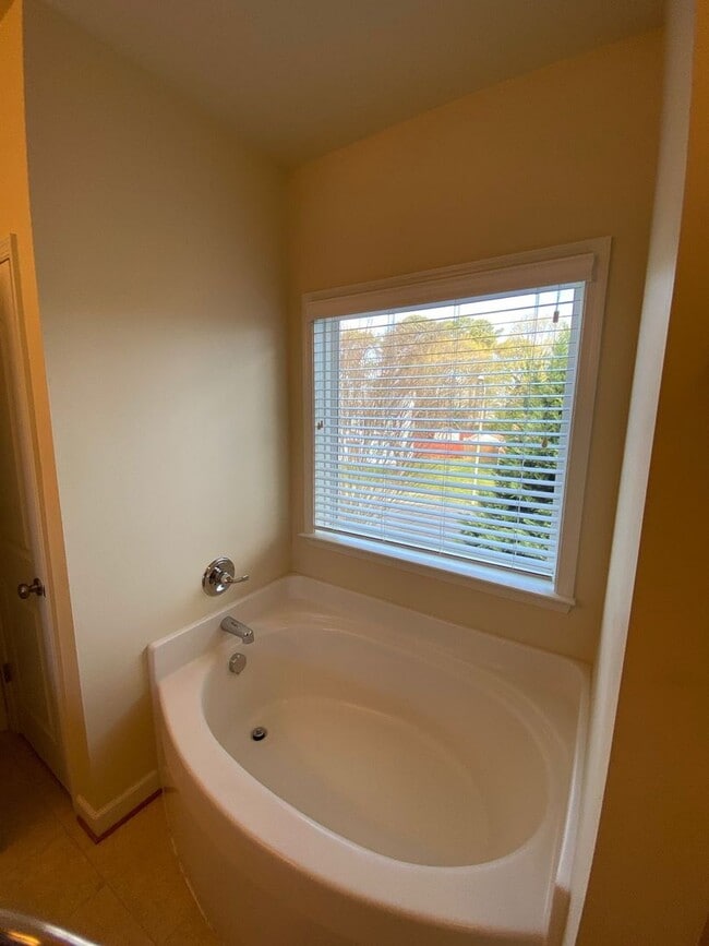 Building Photo - Spacious & Updated 3BR/3BA Home Near Shopping & Interstate Access!