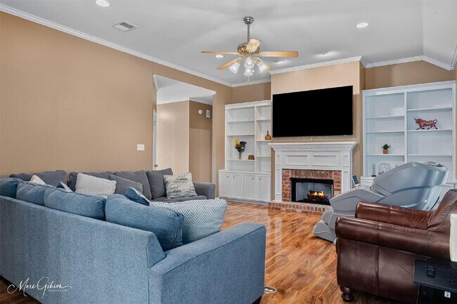 Building Photo - "Charming 3-Bed Sanctuary with Granite Countertops & Cozy Fireplace on Colonial Drive!"