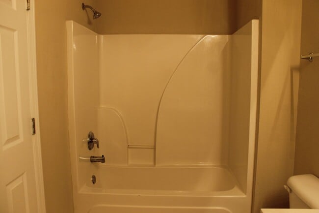 Building Photo - Four Bedroom Town Home with Two Car Garage in University Park-Renovated!