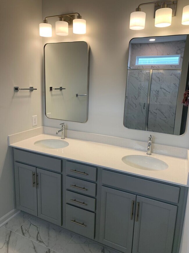 Building Photo - Modern Living in Windsor Hill