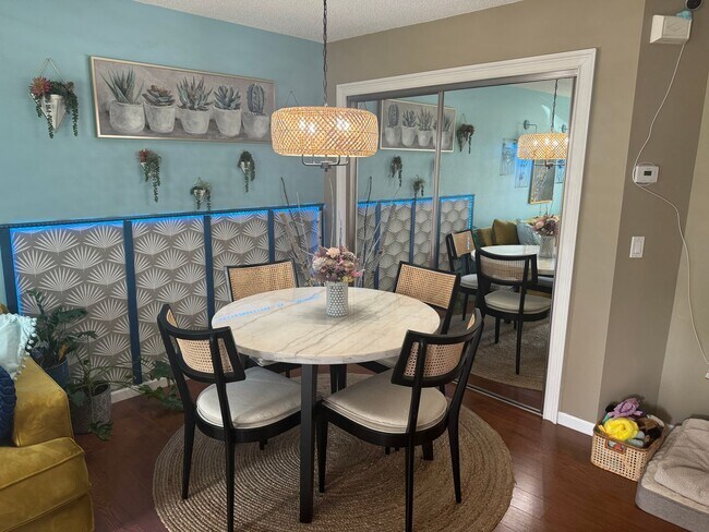 Building Photo - Updated 2 Br / 2 Ba End Unit TH w/ 2-Car G...