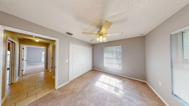 Building Photo - Large 3 bedroom 2 bath home in Deltona wit...
