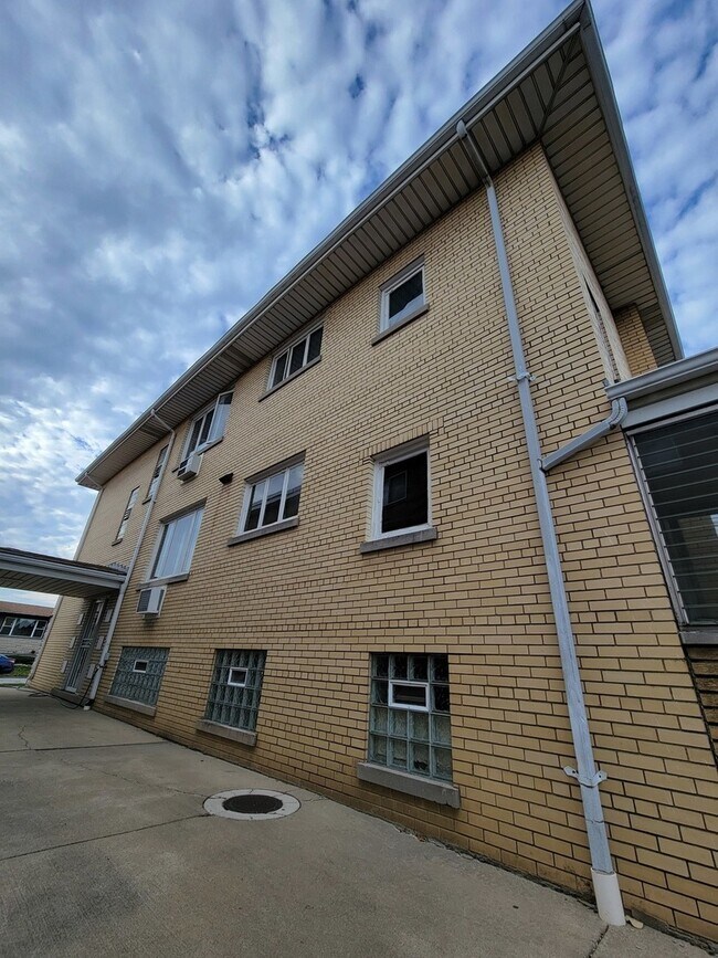 Building Photo - 9225 S Cregier Ave