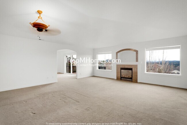 Building Photo - Updated Luxury Five Bedroom Home in Happy Valley!