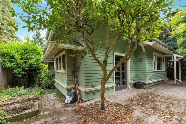 Building Photo - Big Charm in Madison Valley 4 bd 3 ba