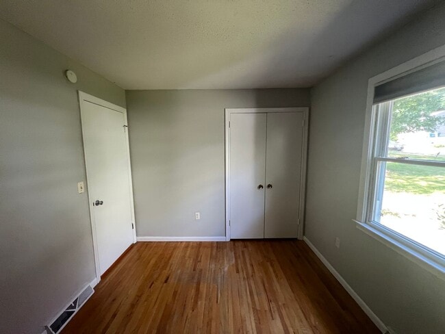 Building Photo - Spacious 3 Bedroom Ranch