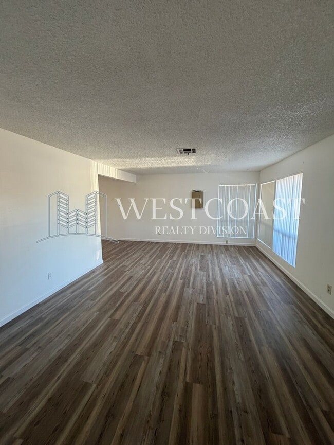 Building Photo - 2 Bed / 2 Bath Duplex-Style Home on Quiet Cul-de-Sac – Hemet