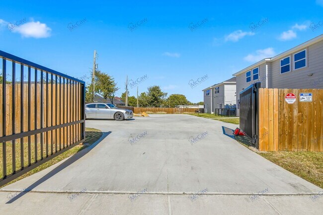 Building Photo - 852 Sims Legacy Ln