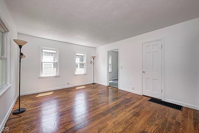 Building Photo - 4924 Rosslyn Ave
