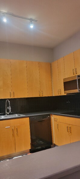 Building Photo - 2125 Southend Dr