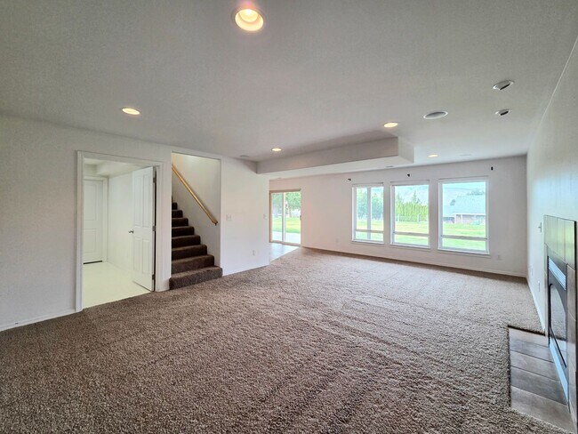 Building Photo - Grandiose Home on 1 Acre -- in East Wenatchee for Rent!! **5 Bed, 3 Bath**