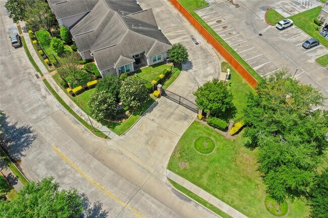 Building Photo - 13611 Brookbluff Ln