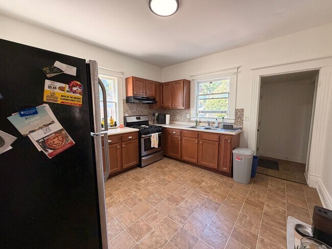 Building Photo - Charming Four Bedroom Home on SE Side!