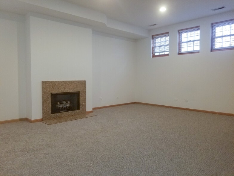 Building Photo - 1321 W Belmont Ave