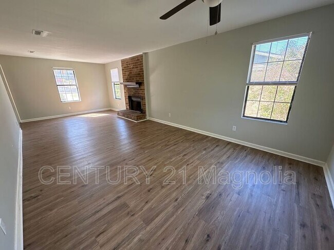 Building Photo - 2737 Royal St