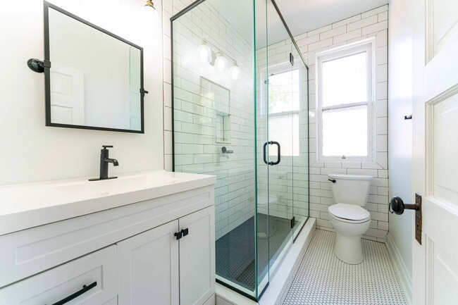 Building Photo - 557 S 6th St