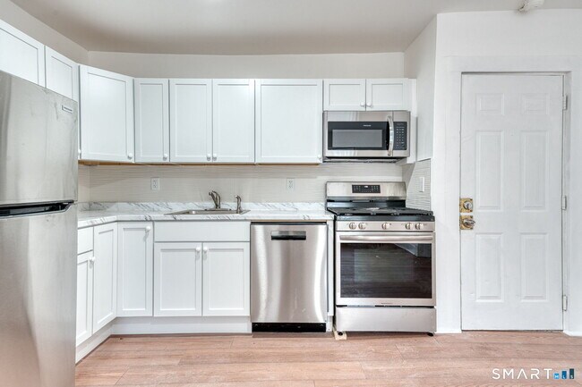 Building Photo - 152 Oak St