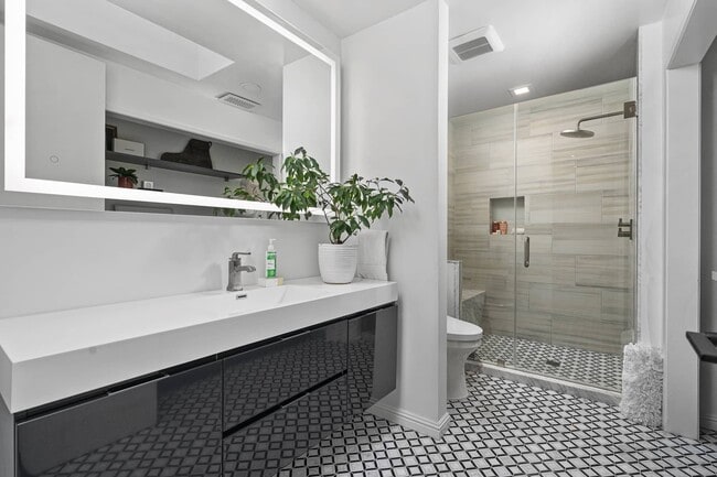 Building Photo - 2237 Century Hill