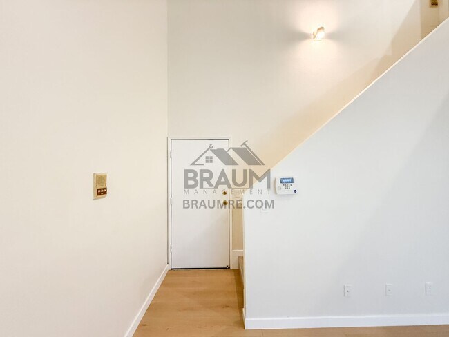 Building Photo - 5245 Riverton Ave