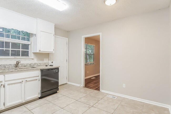 Building Photo - 5040 Ewell Ln