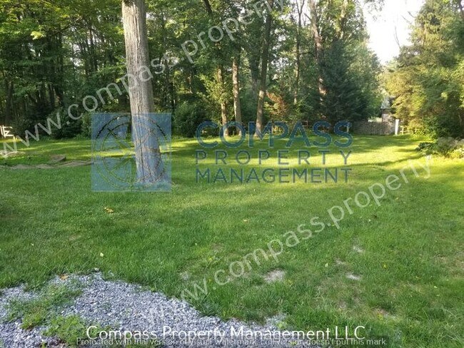 Building Photo - $2495 - 3 Bed Farm House on a Large Peacef...
