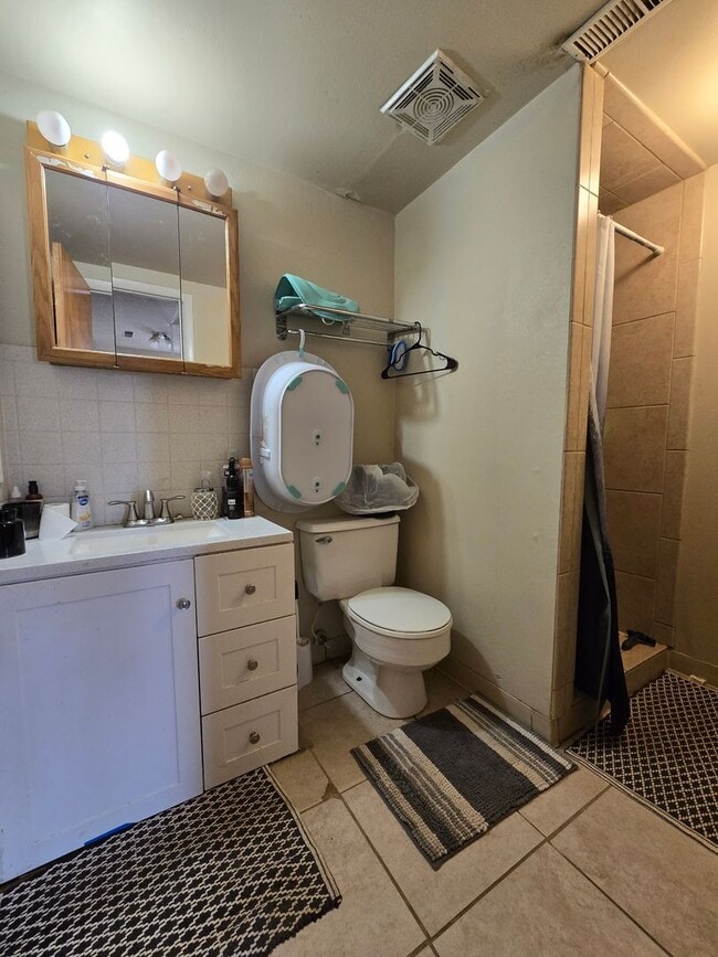 Building Photo - Duplex in Country setting! New paint and flooring!